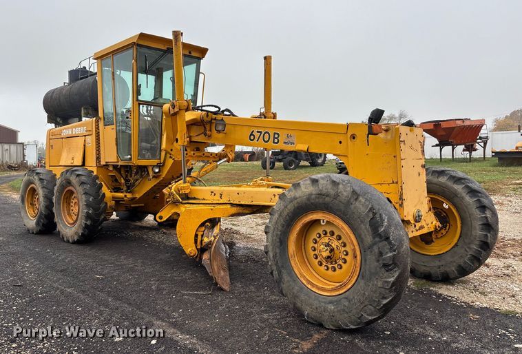 image for item EJ7685 1991 John Deere 670B motor grader