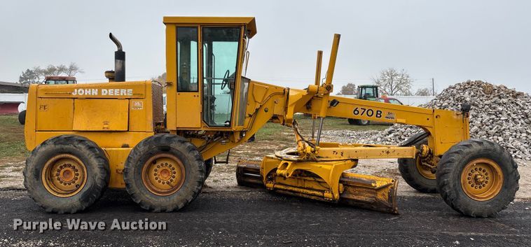 image for item EJ7685 1991 John Deere 670B motor grader