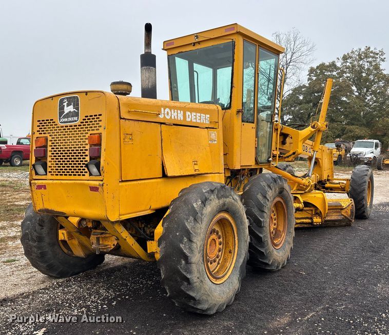 image for item EJ7685 1991 John Deere 670B motor grader