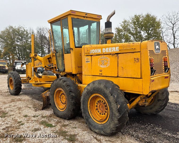 image for item EJ7685 1991 John Deere 670B motor grader