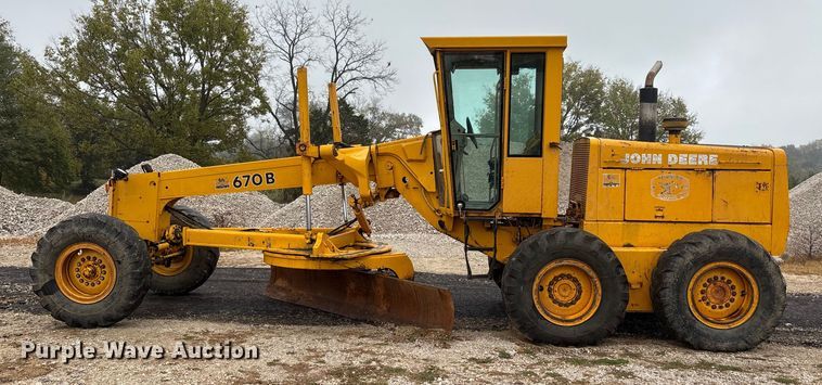 image for item EJ7685 1991 John Deere 670B motor grader