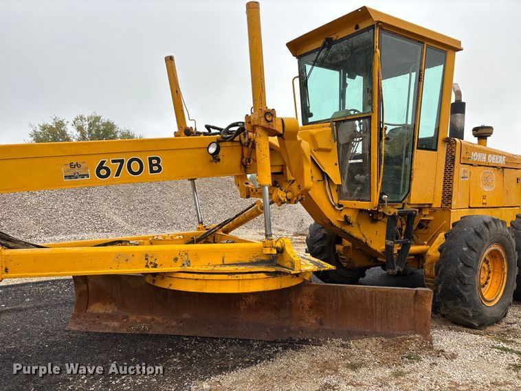 image for item EJ7685 1991 John Deere 670B motor grader