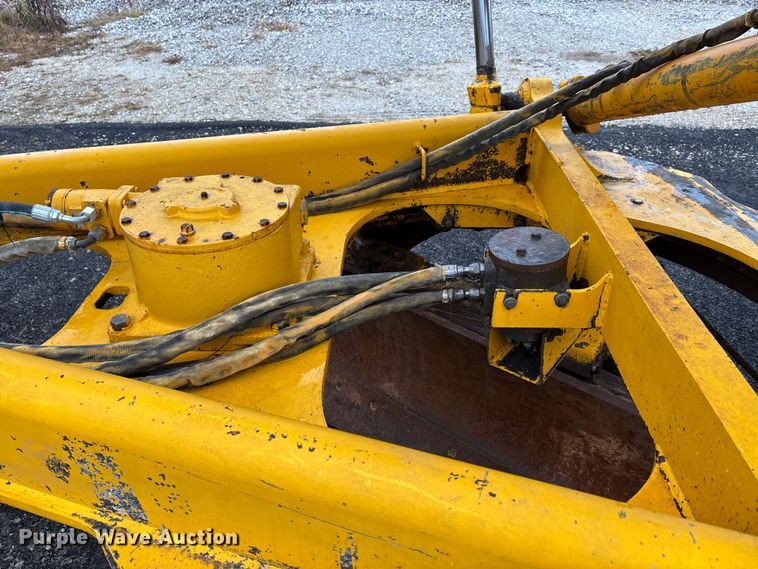 image for item EJ7685 1991 John Deere 670B motor grader