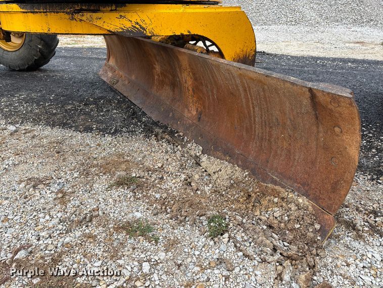 image for item EJ7685 1991 John Deere 670B motor grader