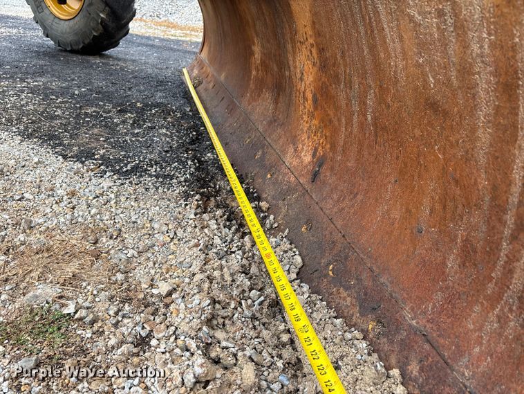 image for item EJ7685 1991 John Deere 670B motor grader