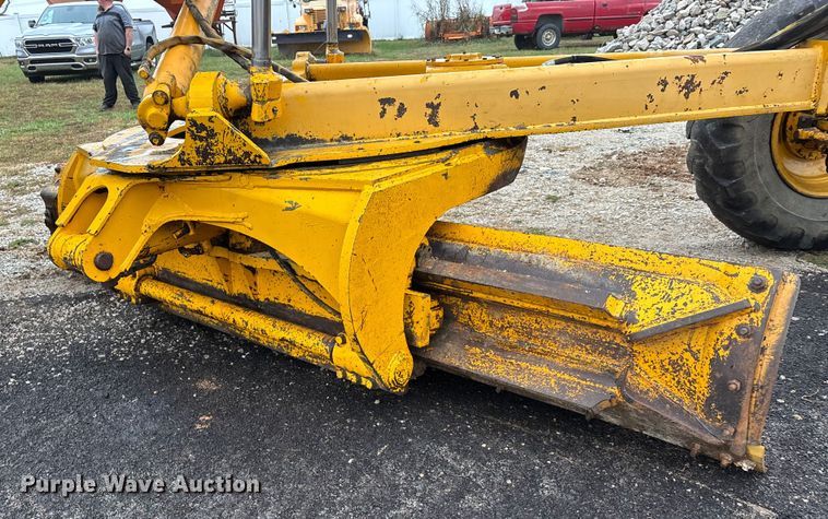 image for item EJ7685 1991 John Deere 670B motor grader