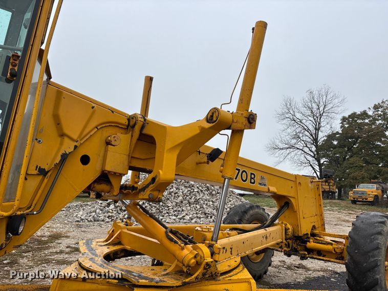image for item EJ7685 1991 John Deere 670B motor grader