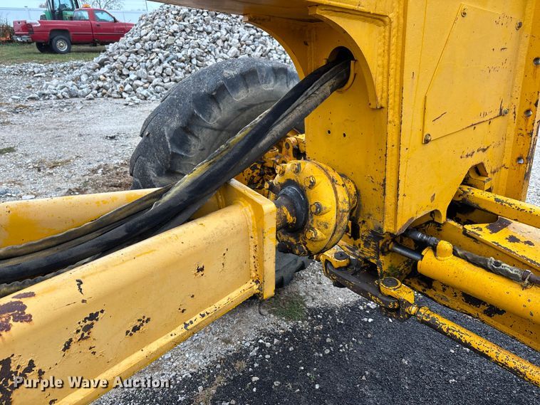 image for item EJ7685 1991 John Deere 670B motor grader