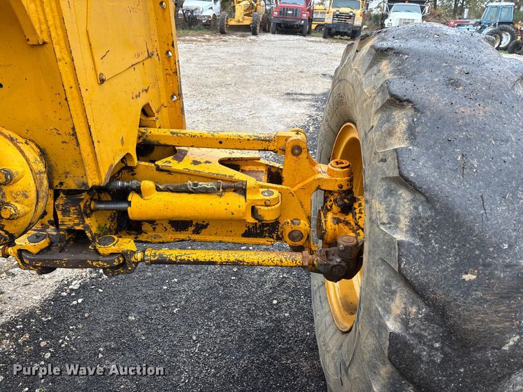 image for item EJ7685 1991 John Deere 670B motor grader