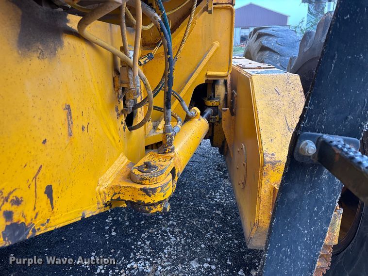 image for item EJ7685 1991 John Deere 670B motor grader