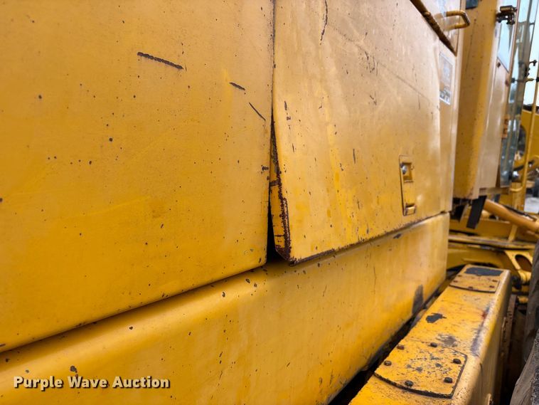 image for item EJ7685 1991 John Deere 670B motor grader