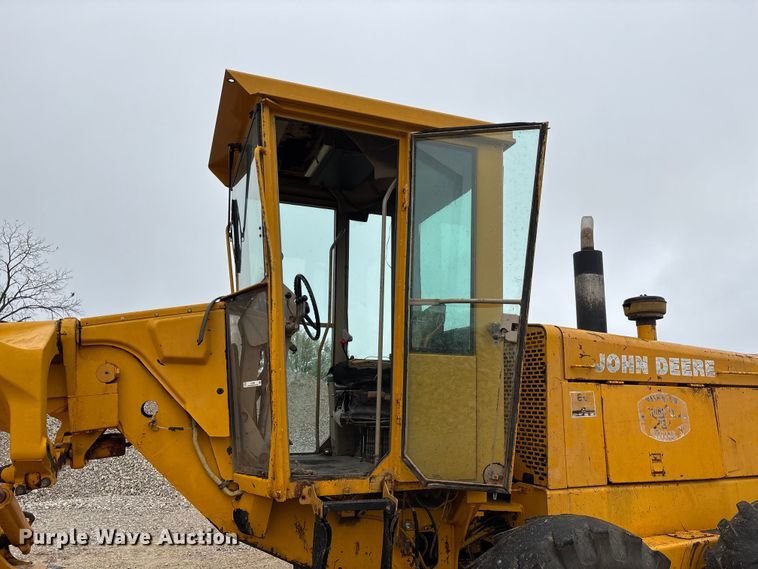 image for item EJ7685 1991 John Deere 670B motor grader