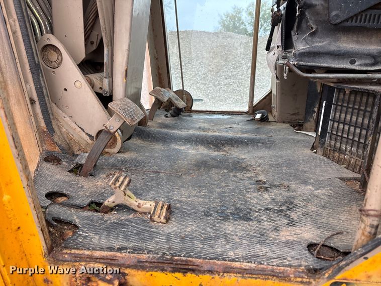 image for item EJ7685 1991 John Deere 670B motor grader