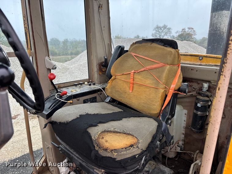 image for item EJ7685 1991 John Deere 670B motor grader