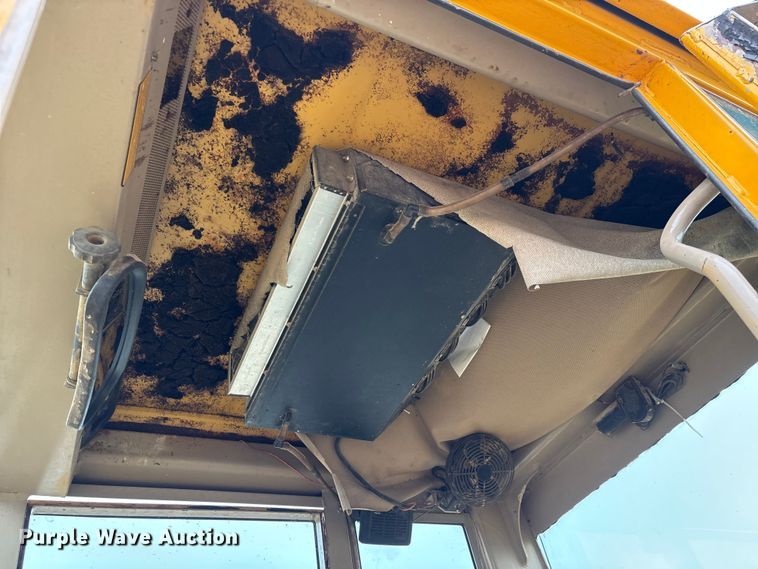 image for item EJ7685 1991 John Deere 670B motor grader