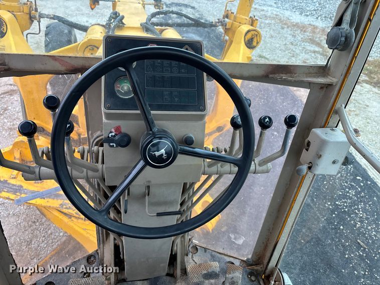 image for item EJ7685 1991 John Deere 670B motor grader