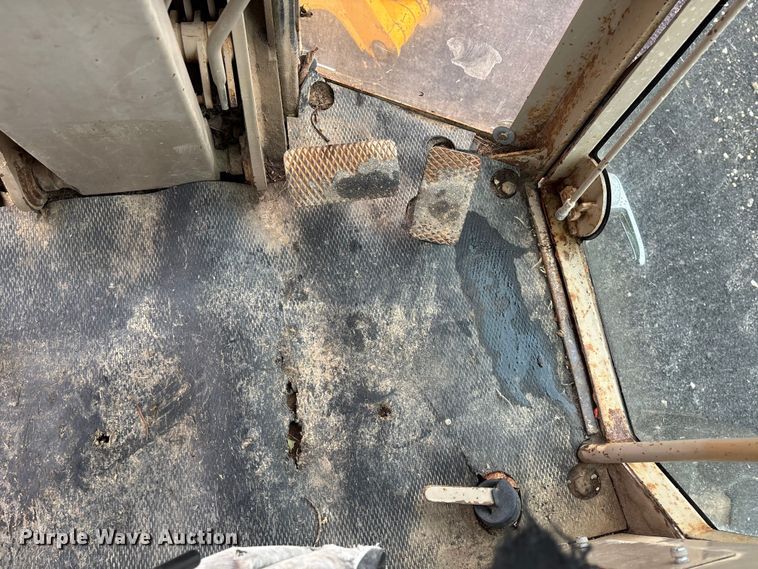 image for item EJ7685 1991 John Deere 670B motor grader