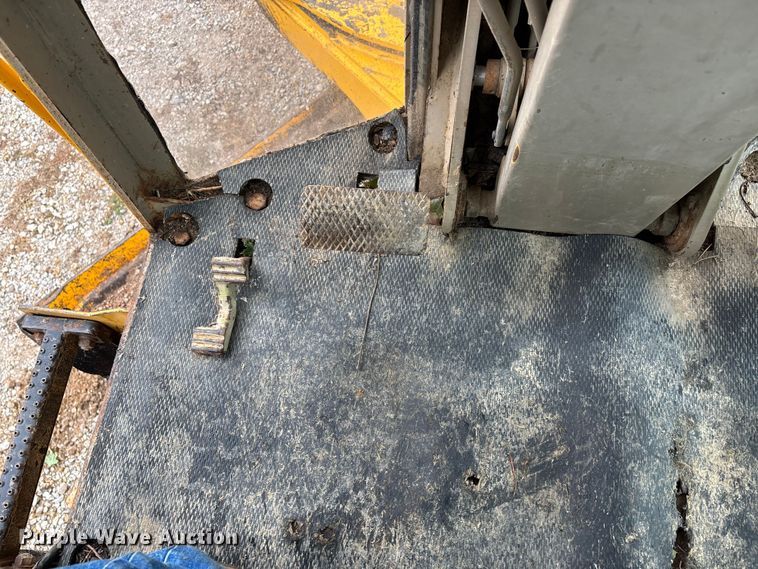 image for item EJ7685 1991 John Deere 670B motor grader