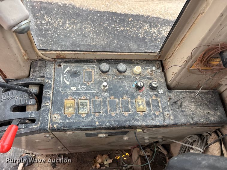 image for item EJ7685 1991 John Deere 670B motor grader