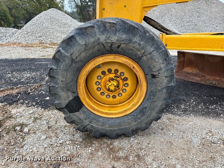 image for item EJ7685 1991 John Deere 670B motor grader