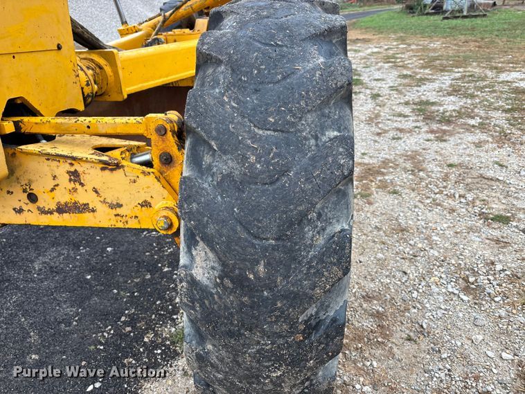 image for item EJ7685 1991 John Deere 670B motor grader