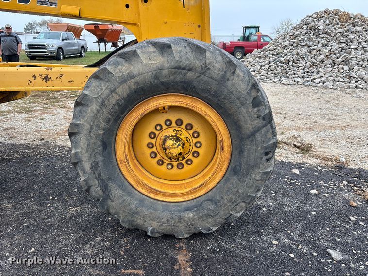 image for item EJ7685 1991 John Deere 670B motor grader