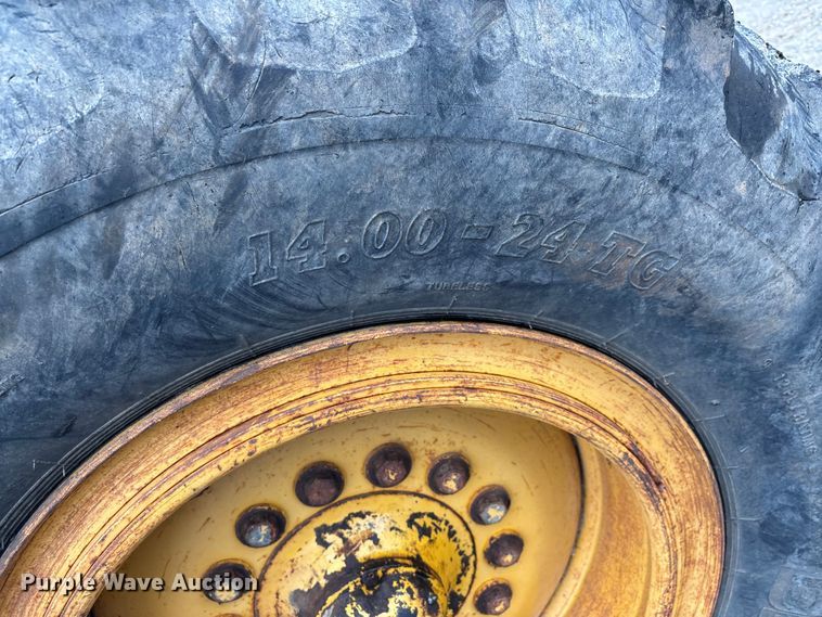 image for item EJ7685 1991 John Deere 670B motor grader