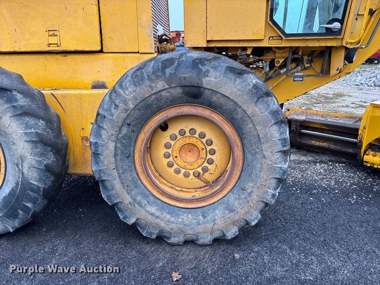 image for item EJ7685 1991 John Deere 670B motor grader