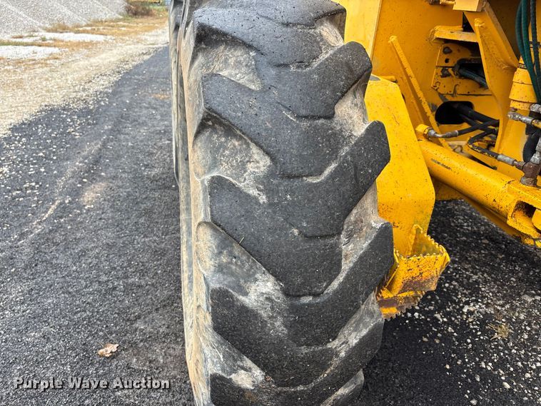 image for item EJ7685 1991 John Deere 670B motor grader