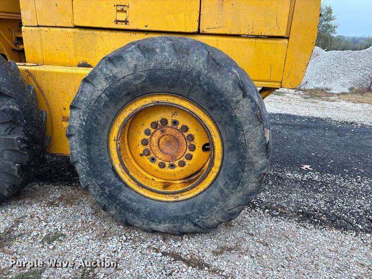 image for item EJ7685 1991 John Deere 670B motor grader