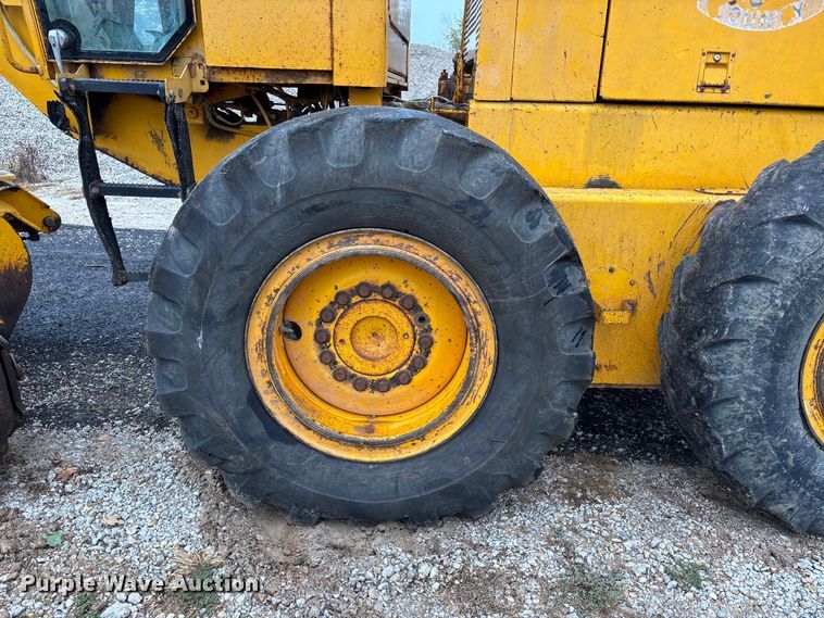 image for item EJ7685 1991 John Deere 670B motor grader