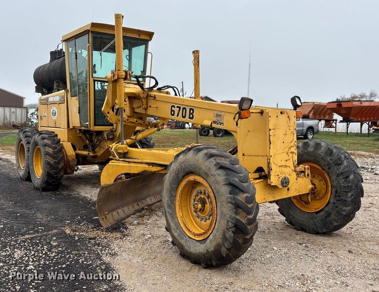 image for item EJ7686 1993 John Deere 670B motor grader