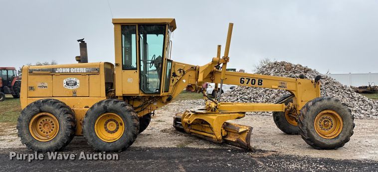 image for item EJ7686 1993 John Deere 670B motor grader