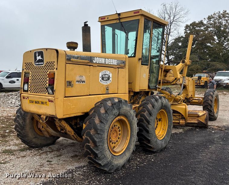 image for item EJ7686 1993 John Deere 670B motor grader