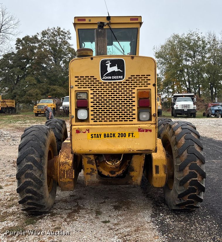 image for item EJ7686 1993 John Deere 670B motor grader