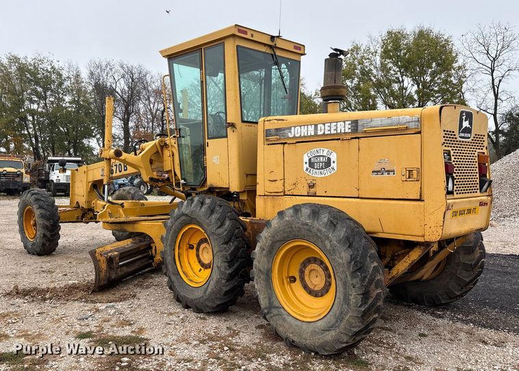 image for item EJ7686 1993 John Deere 670B motor grader