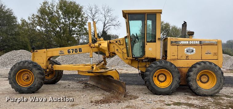 image for item EJ7686 1993 John Deere 670B motor grader