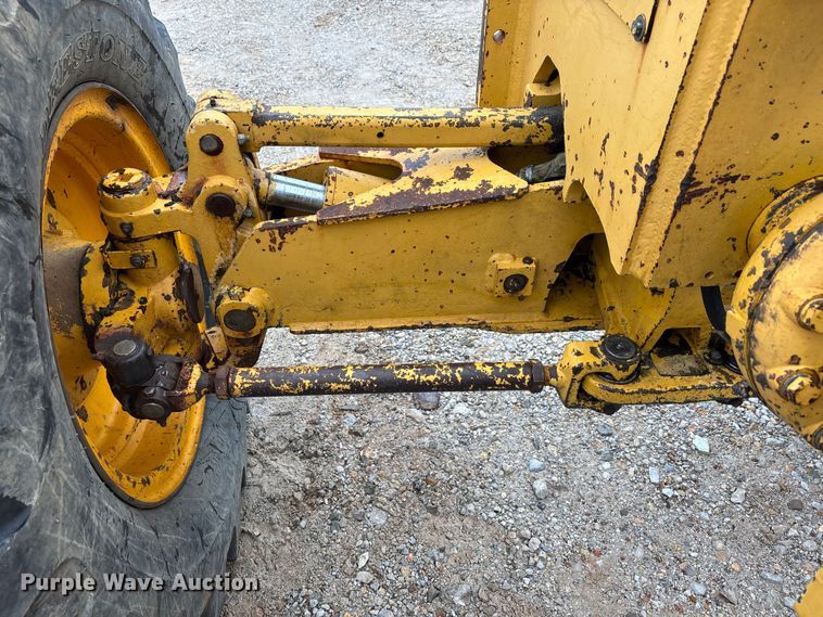 image for item EJ7686 1993 John Deere 670B motor grader