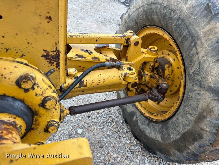 image for item EJ7686 1993 John Deere 670B motor grader