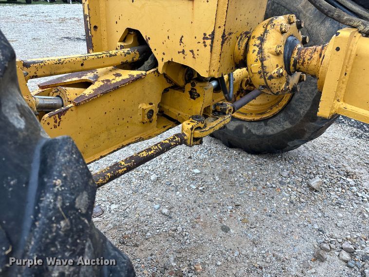 image for item EJ7686 1993 John Deere 670B motor grader