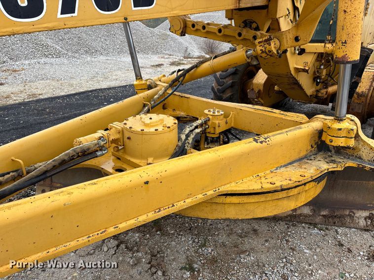 image for item EJ7686 1993 John Deere 670B motor grader