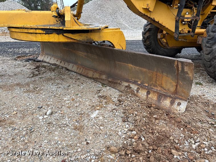 image for item EJ7686 1993 John Deere 670B motor grader