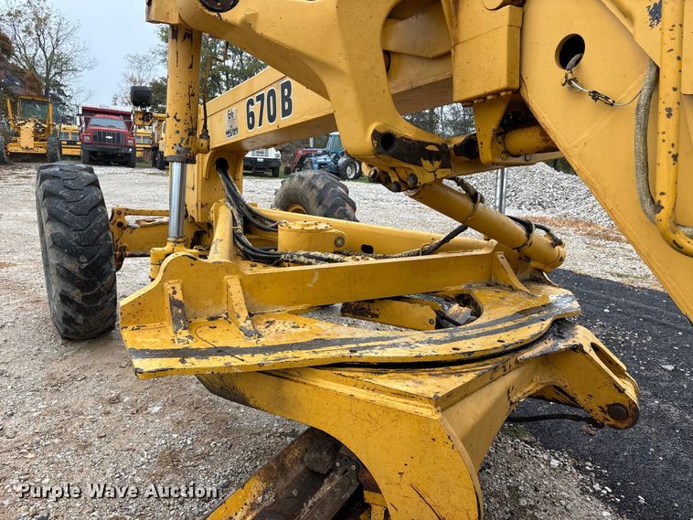 image for item EJ7686 1993 John Deere 670B motor grader