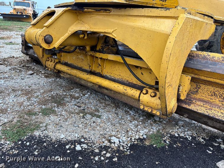 image for item EJ7686 1993 John Deere 670B motor grader