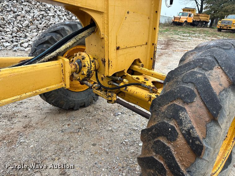 image for item EJ7686 1993 John Deere 670B motor grader