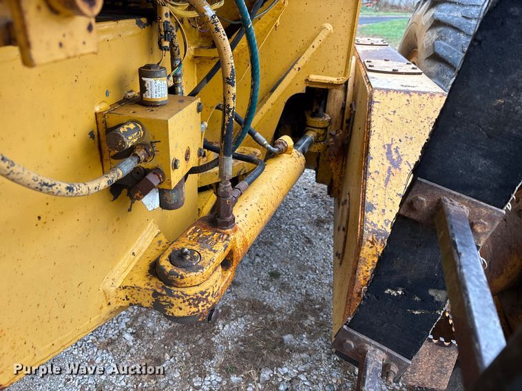 image for item EJ7686 1993 John Deere 670B motor grader