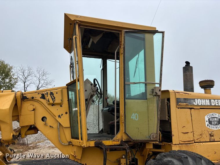 image for item EJ7686 1993 John Deere 670B motor grader