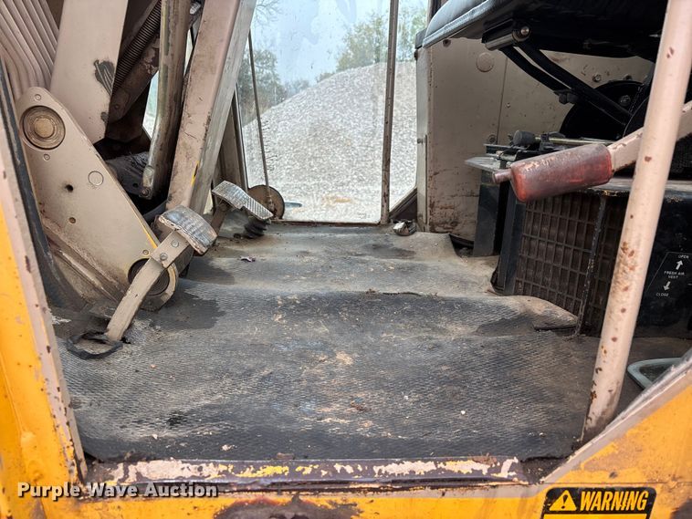 image for item EJ7686 1993 John Deere 670B motor grader