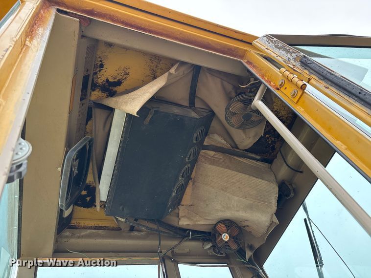 image for item EJ7686 1993 John Deere 670B motor grader