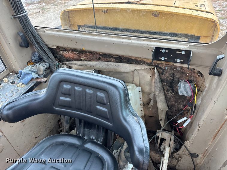 image for item EJ7686 1993 John Deere 670B motor grader